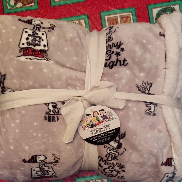 Peanuts Festive Blanket - Cream and Black - Picture 4 of 7